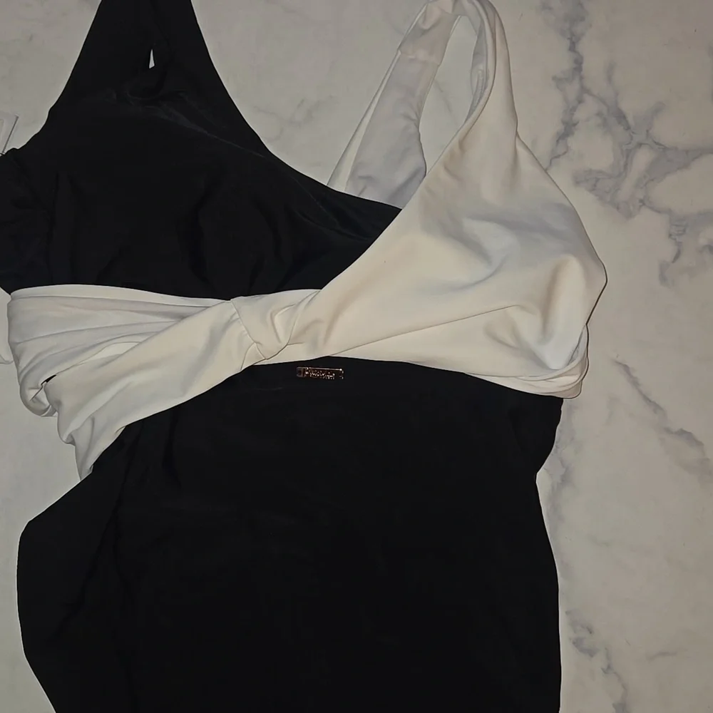 Raisins Curve Black Trendy Plus Size Colorblocked One Piece Swimsuit SZ:20W - Picture 6 of 12